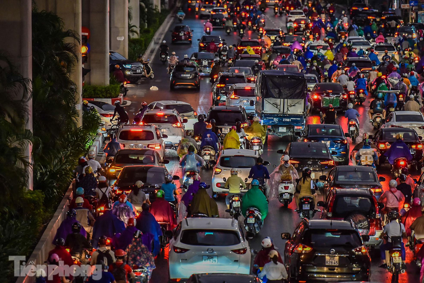 Đến 19h, tình trạng ùn ứ vẫn diễn ra trên các tuyến đường trên