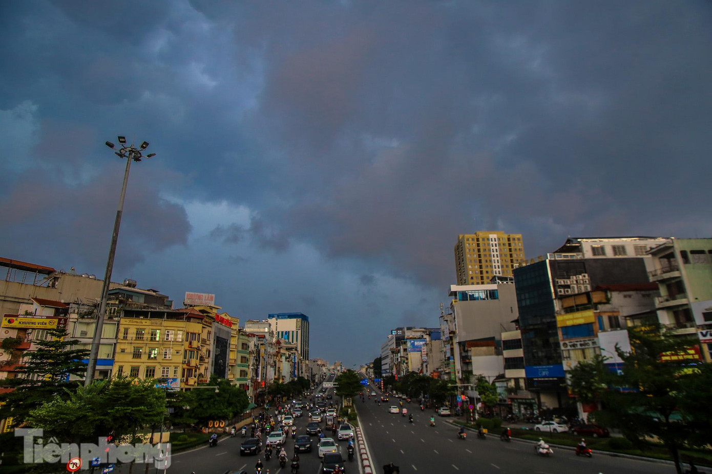 Theo Trung tâm Dự báo Khí tượng Thủy văn Quốc gia ngày và đêm 4/10, Thủ đô có mưa rào và dông vài nơi, trong mưa dông có khả năng xảy ra lốc, sét và gió giật mạnh. Nhiệt độ thấp nhất 25-27 độ C, cao nhất 31-33 độC.