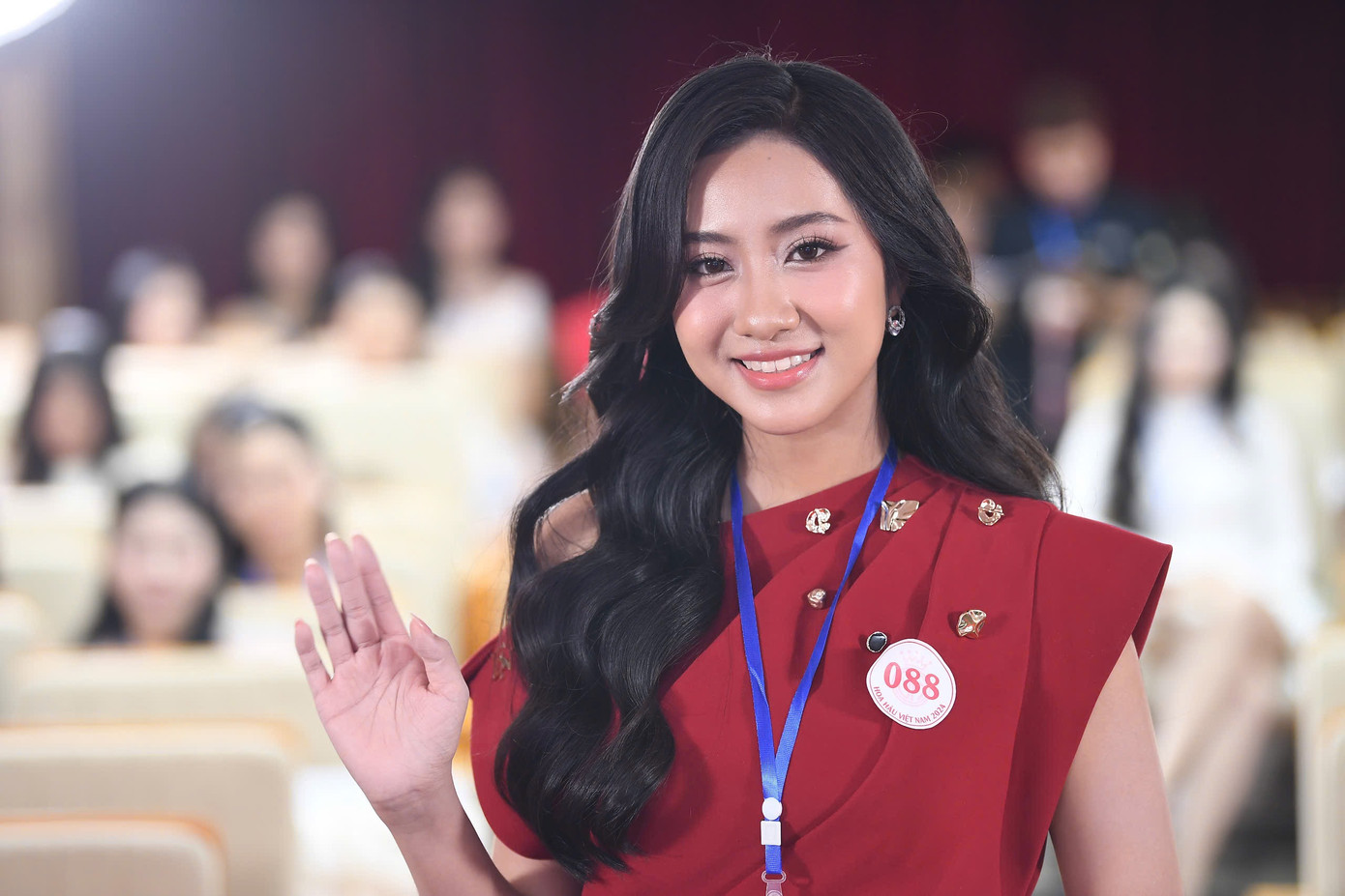 Thí sinh Hà Trúc Linh, sinh năm 2004 đến từ Phú Yên vui mừng khi được gọi tên. Cô là Hoa khôi Đại học Tài chính - Marketing 2023. Trước đó, Trúc Linh đã tới tham dự vòng tuyển sinh của Hoa hậu Việt Nam 2024 ở TPHCM.