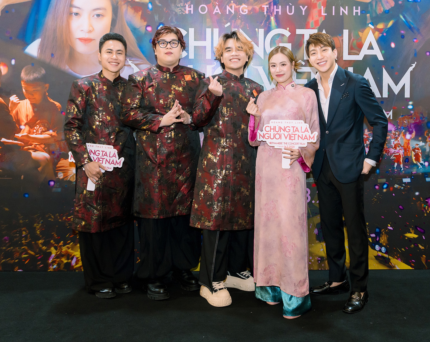 Các nghệ sĩ tới chúc mừng Hoàng Thùy Linh ra mắt phim tài liệu điện ảnh.