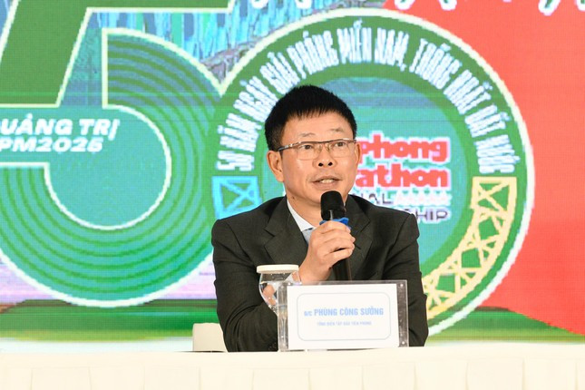 Nhà báo Phùng Công Sưởng - Tổng Biên tập báo Tiền Phong, đồng Trưởng Ban tổ chức Giải Vô địch Quốc gia Marathon và cự ly dài báo Tiền Phong lần thứ 66 - năm 2025. Ảnh: Trọng Tài. Nhà báo Phùng Công Sưởng - Tổng Biên tập báo Tiền Phong, đồng Trưởng Ban tổ chức Giải Vô địch Quốc gia Marathon và cự ly dài báo Tiền Phong lần thứ 66 - năm 2025. Ảnh: Trọng Tài.