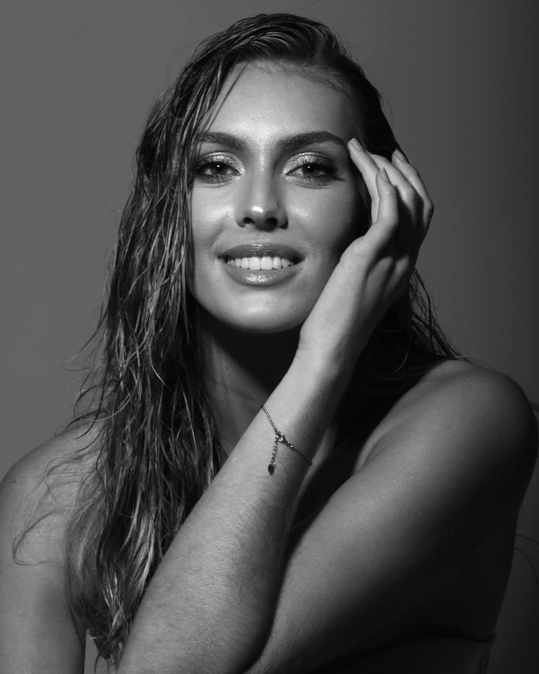 Trước khi bước chân vào làng sắc đẹp, cô tốt nghiệp ngành điều dưỡng năm 2021 và làm việc tại khoa thần kinh của Bệnh viện Saint Vincent-de-Paul ở Lille.