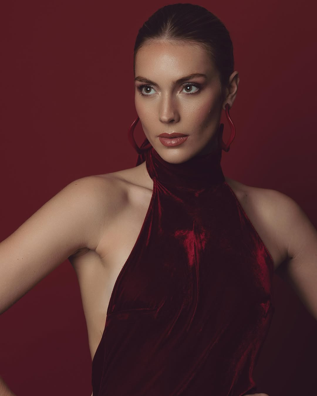 Agathe từng đối mặt với thử thách lớn trong cuộc sống. Năm 17 tuổi, cô phát hiện một khối u nặng 9 kg, buộc phải phẫu thuật cắt bỏ một buồng trứng.