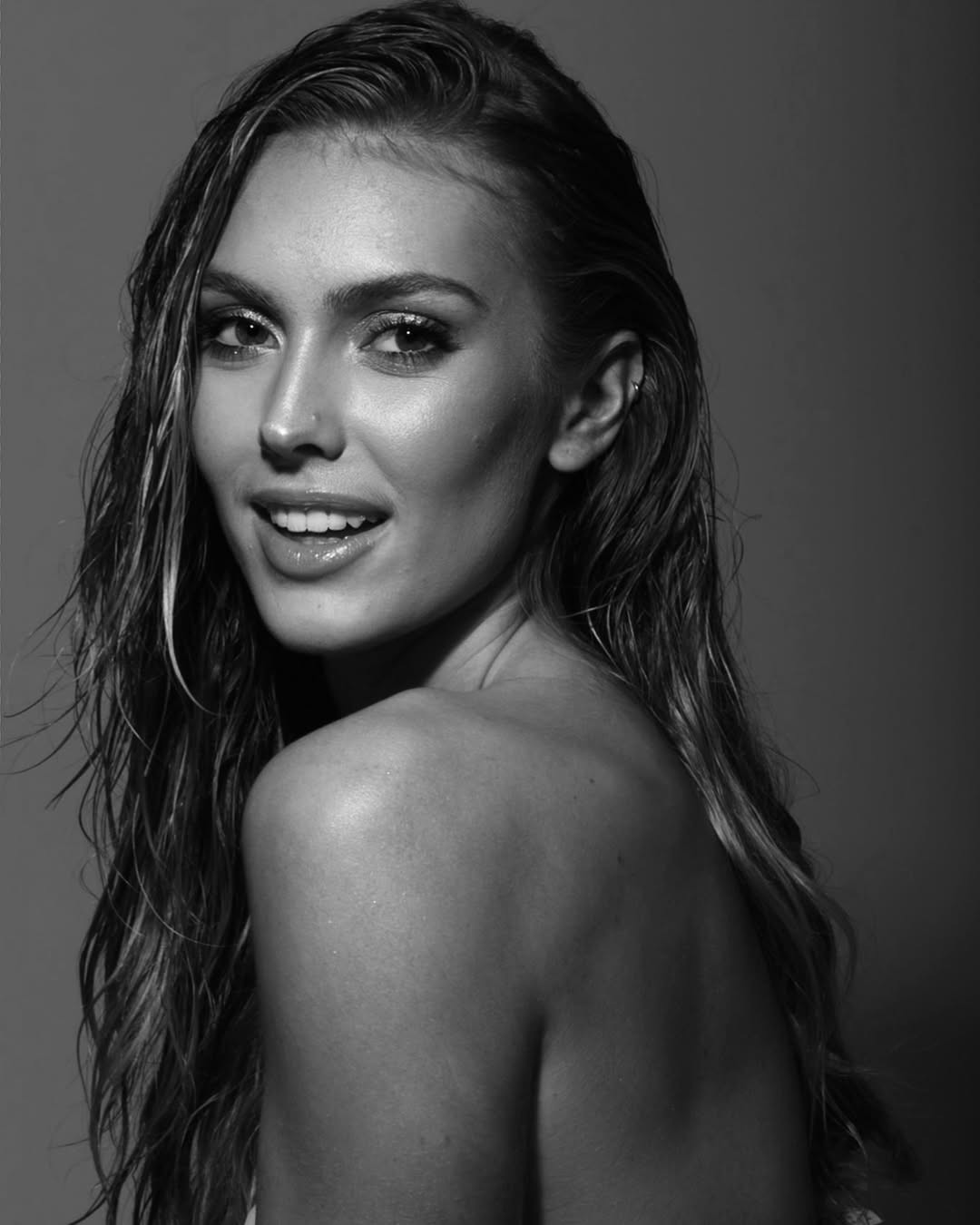 Trước khi bước chân vào làng sắc đẹp, cô tốt nghiệp ngành điều dưỡng năm 2021 và làm việc tại khoa thần kinh của Bệnh viện Saint Vincent-de-Paul ở Lille.