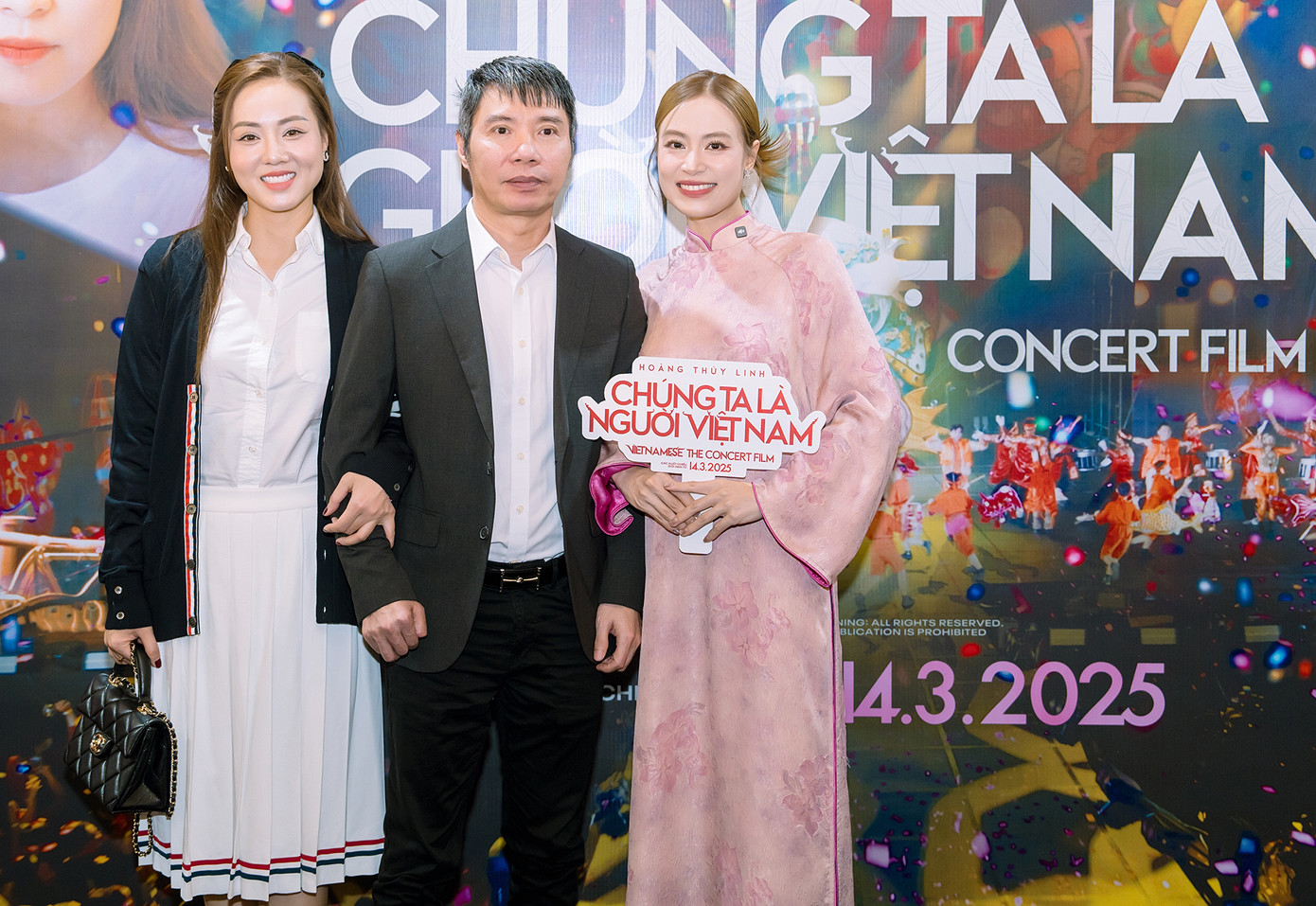 Các nghệ sĩ tới chúc mừng Hoàng Thùy Linh ra mắt phim tài liệu điện ảnh.