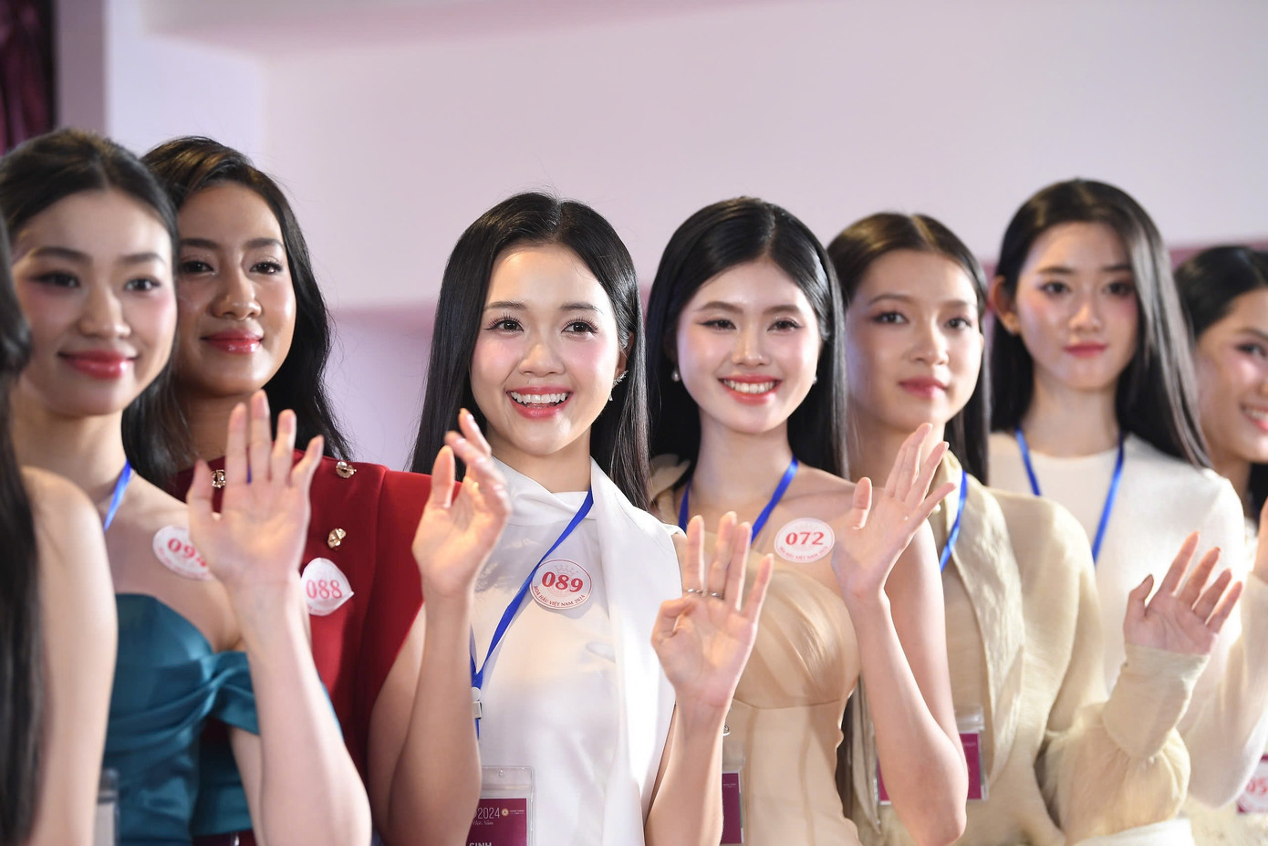 Về hình thể, đại diện ban giám khảo nhận xét chiều cao của các thí sinh đồng đều. Nhà báo Hữu Việt cho rằng khả năng vượt qua áp lực cũng là tố chất quan trọng của tuổi trẻ mà chúng tôi khuyến khích trong cuộc thi sắc đẹp.