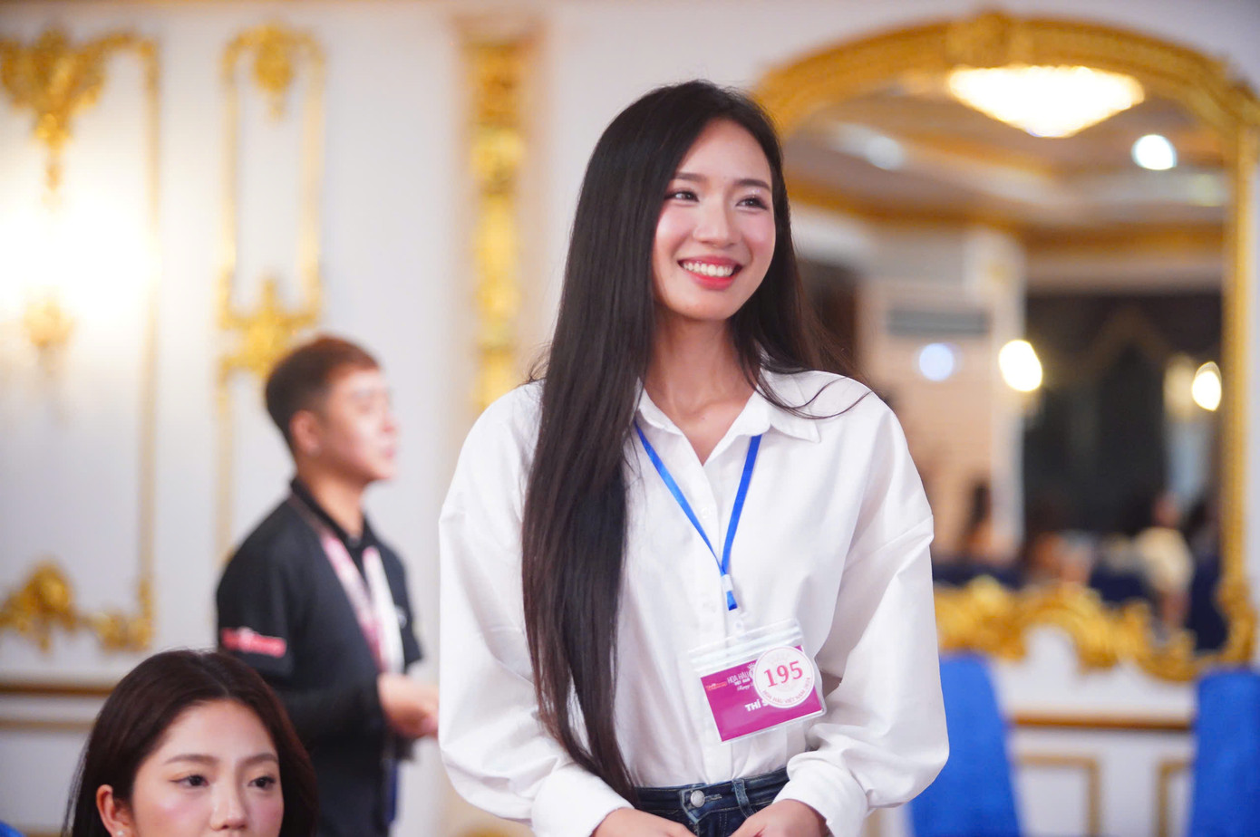 Thí sinh Hà Thị Giang Thanh quê Quảng Ninh đang là người mẫu tự do. Cô gây ấn tượng với chiều cao và kỹ năng biểu cảm trước ống kính. Giang Thanh gây bất ngờ khi chọn trang phục quần jeans, áo sơ-mi trắng giản dị để đến tham dự buổi sơ khảo.