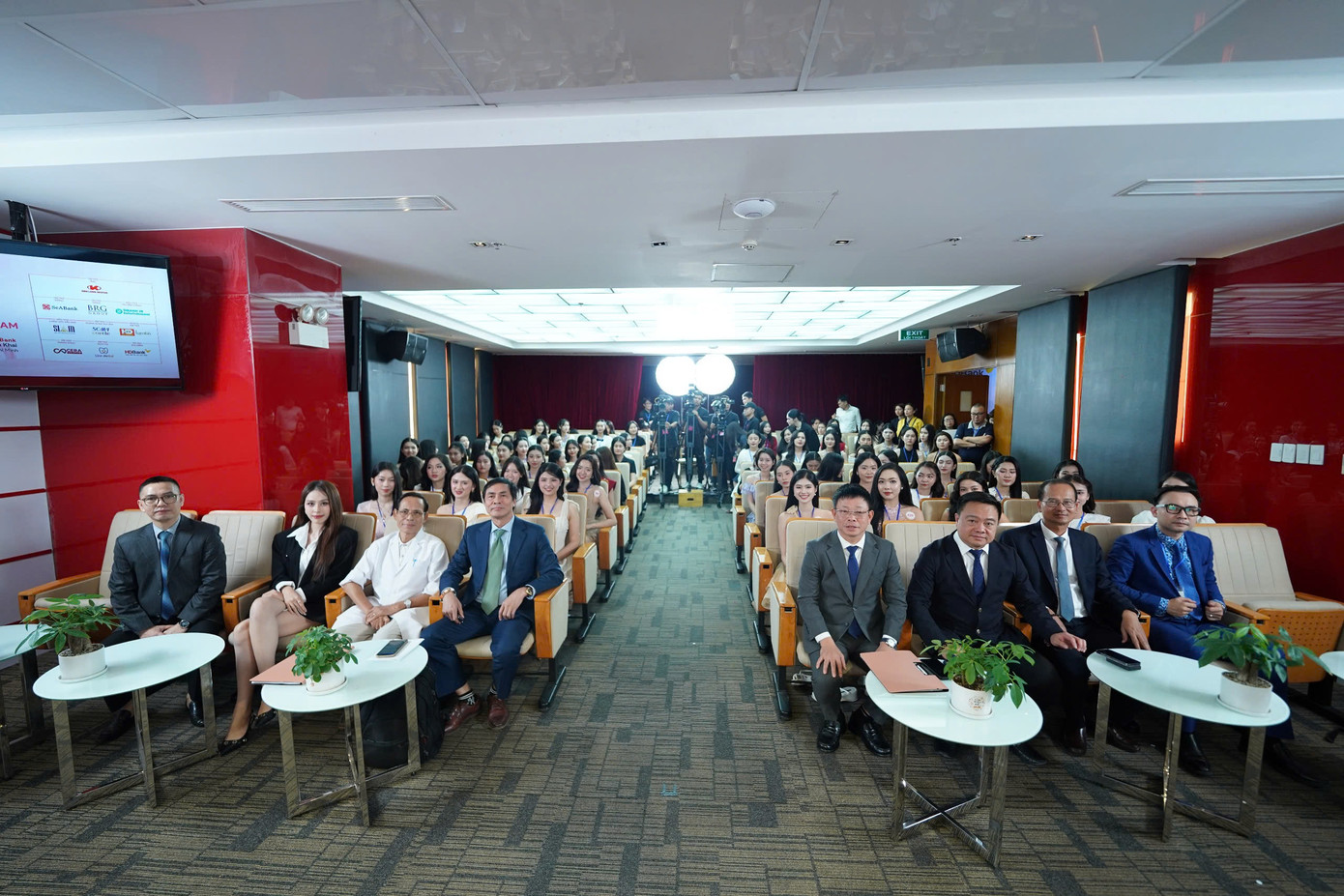 Sau một ngày làm việc nghiêm túc từ 6h sáng tới 20h, ban giám khảo đã lựa chọn ra 18 thí sinh trong gần 100 hồ sơ của khu vực phía Nam để vào vòng chung khảo toàn quốc cuộc thi Hoa hậu Việt Nam năm 2024. Trong ngày sơ khảo, các thành viên ban giám khảo gồm nhà thơ Trần Hữu Việt, kiến trúc sư Hoàng Việt Trung, NSND Vũ Tự Long, PGS. TS Nguyễn Việt Khôi, Á hậu Phạm Ngọc Phương Anh và Á hậu Lê Nguyễn Ngọc Hằng.