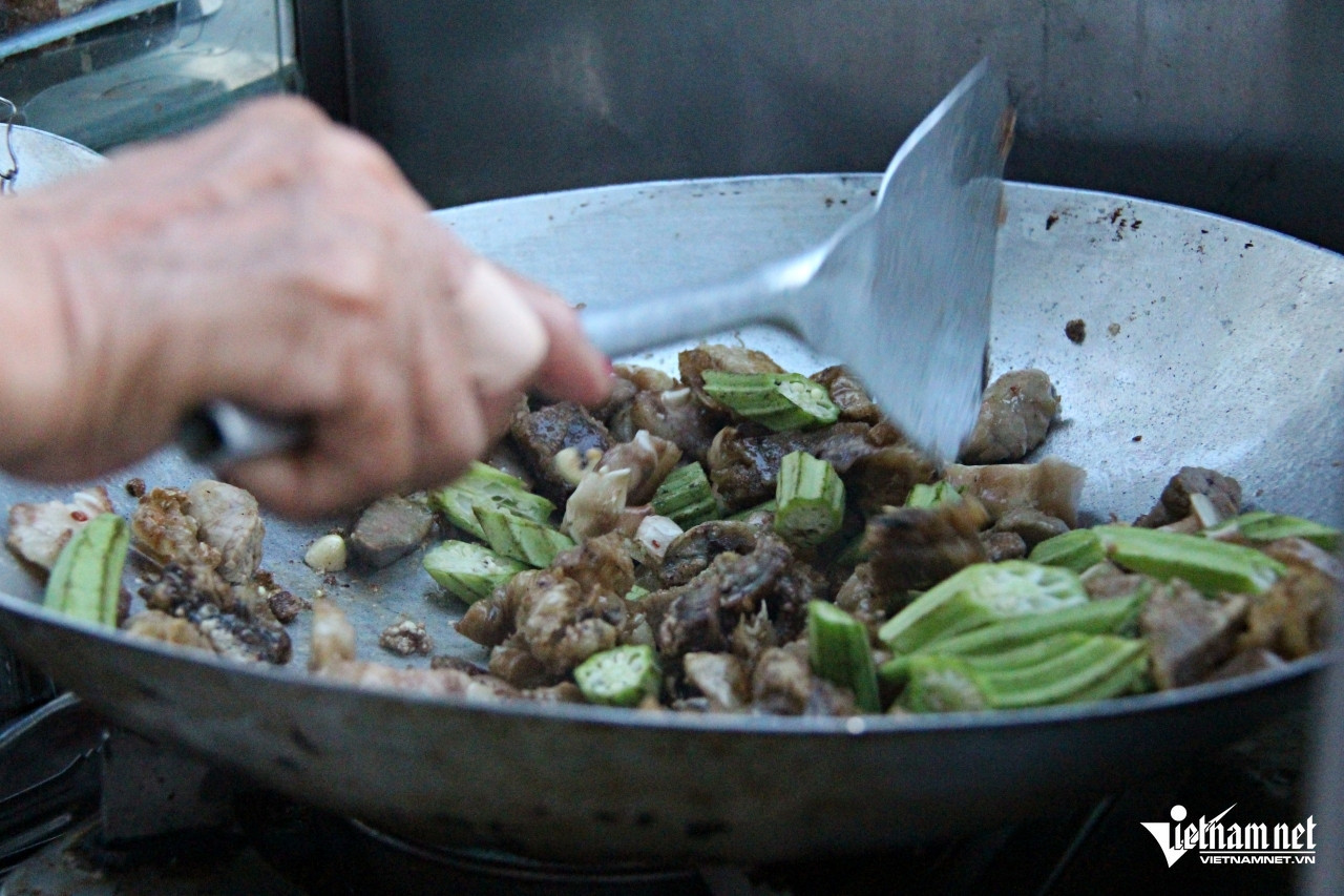 Các loại nguyên liệu được bà Kiều xào, chiên cùng đậu bắp hoặc rau muống tuốt lá. Ảnh: Hà Nguyễn Các loại nguyên liệu được bà Kiều xào, chiên cùng đậu bắp hoặc rau muống tuốt lá. Ảnh: Hà Nguyễn