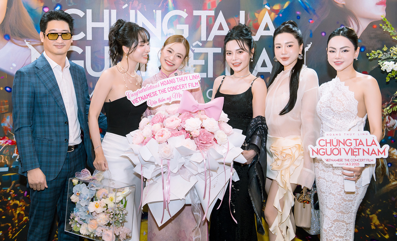 Các nghệ sĩ tới chúc mừng Hoàng Thùy Linh ra mắt phim tài liệu điện ảnh.