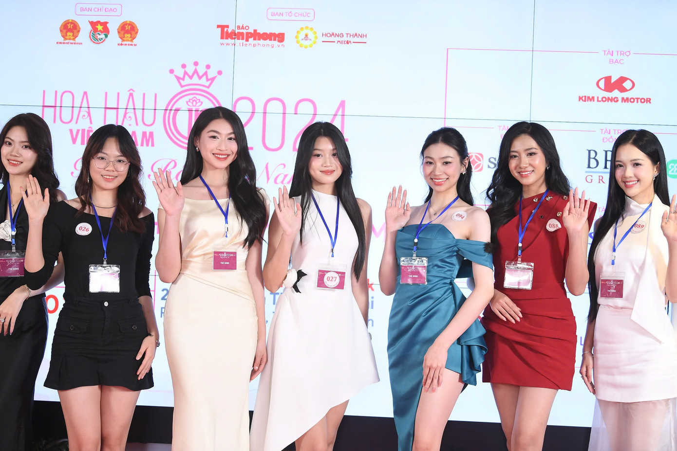 “Tôi đặc biệt ấn tượng với sự tự tin của các thí sinh năm nay. Điều này không chỉ là lợi thế cá nhân mà còn truyền cảm hứng cho Ban giám khảo. Tôi cho rằng đây là nét mới của thế hệ thiếu nữ Việt Nam, hoàn toàn phù hợp với tiêu chí cuộc thi năm nay: Nhan sắc - Trí tuệ - Văn hóa - Cống hiến”, Trưởng ban giám khảo nói.