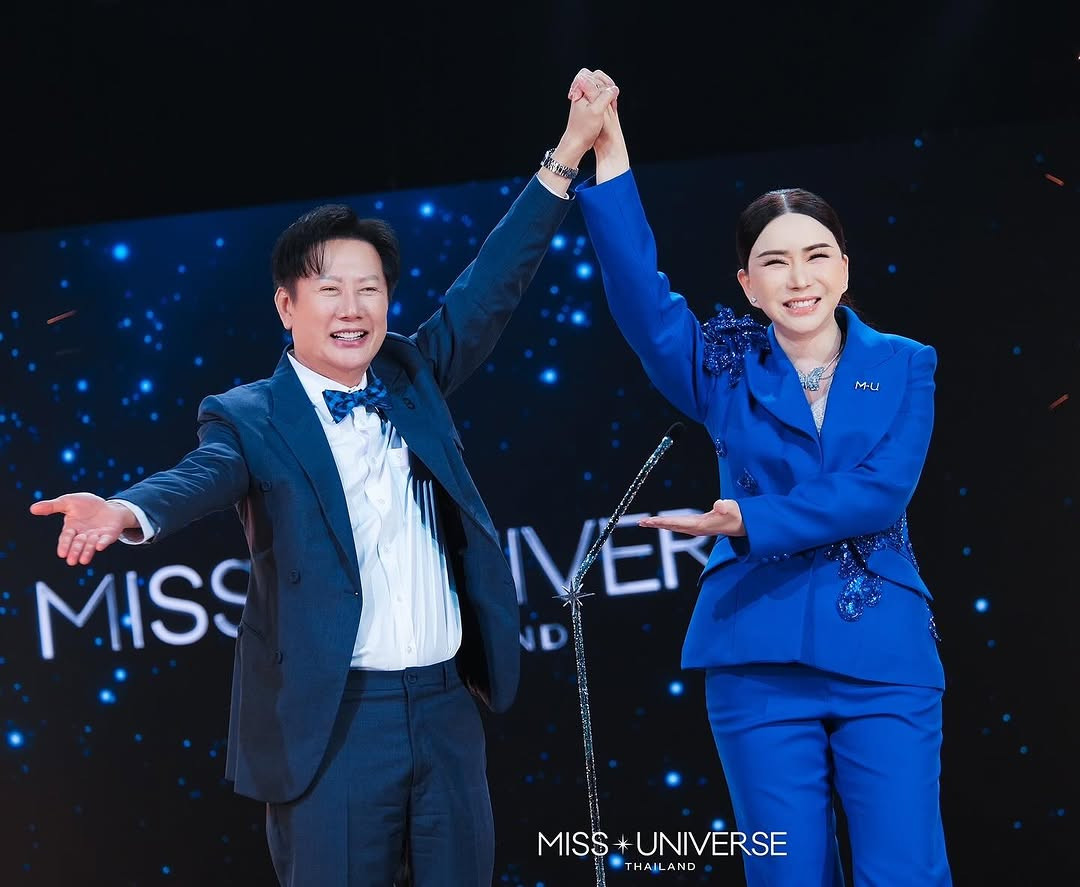 Cú bắt tay của ông Nawat và nữ tỷ phú chuyển giới Anne Jakkaphong Jakrajutatip gây ra nhiều ồn ào.