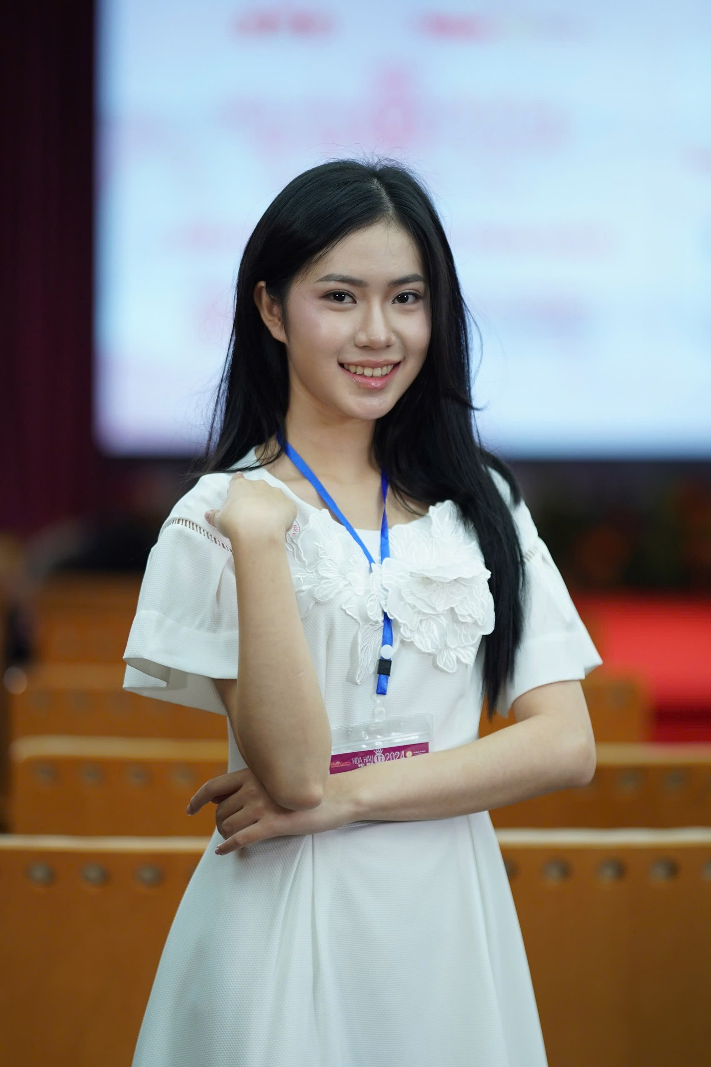 Nguyễn Thị Yến Vy sinh năm 2005, đến từ Ninh Thuận. Cô diện trang phục màu trắng giản dị tại vòng sơ khảo.