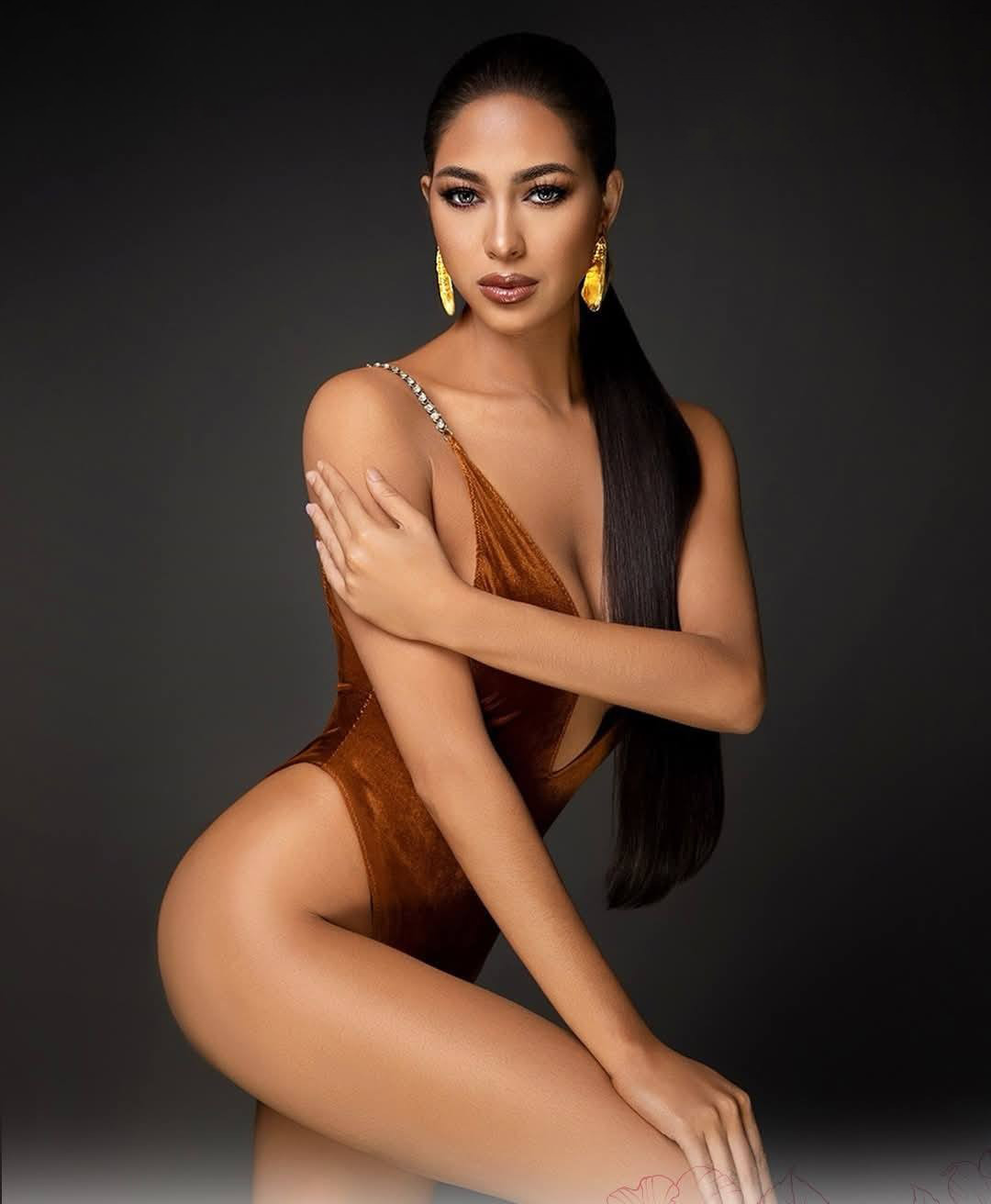 Chelsea Fernandez - Miss Globe Philippines 2022, top 15 The Miss Globe 2022 - khoe đường cong sexy. Chelsea Fernandez 25 tuổi, là người mẫu, doanh nhân, người dẫn chương trình và có bằng ngành Truyền thông đại chúng. Cô đạt danh hiệu Á hậu 2 Miss Earth Philippines 2019.