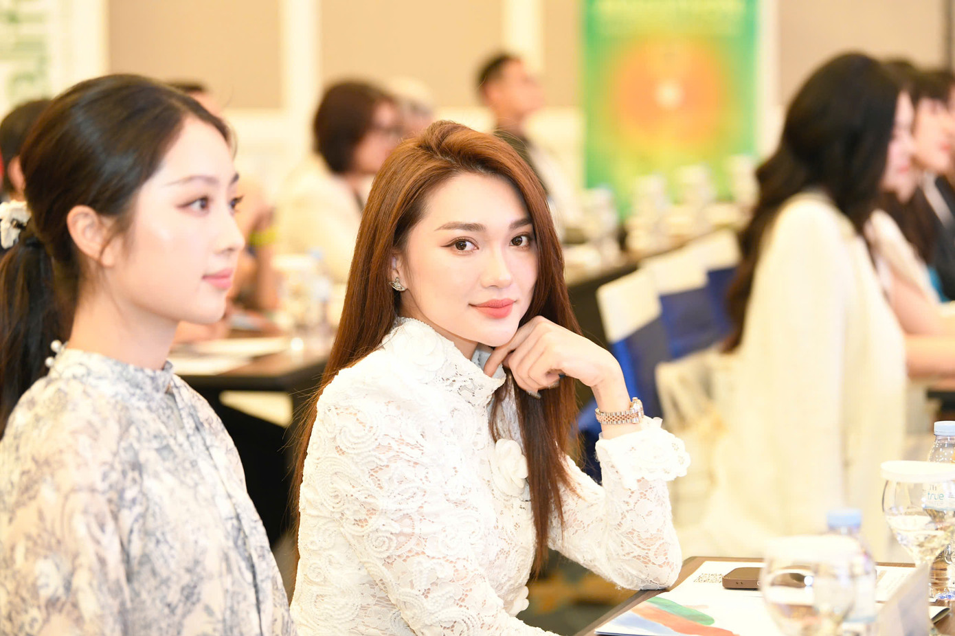 Năm ngoái bên cạnh lễ thượng cờ, ban tổ chức phát động lễ bảo vệ môi trường biển. Hình ảnh các hoa, á hậu tham gia bảo vệ môi trường đã góp phần lan toả cho giải chạy.