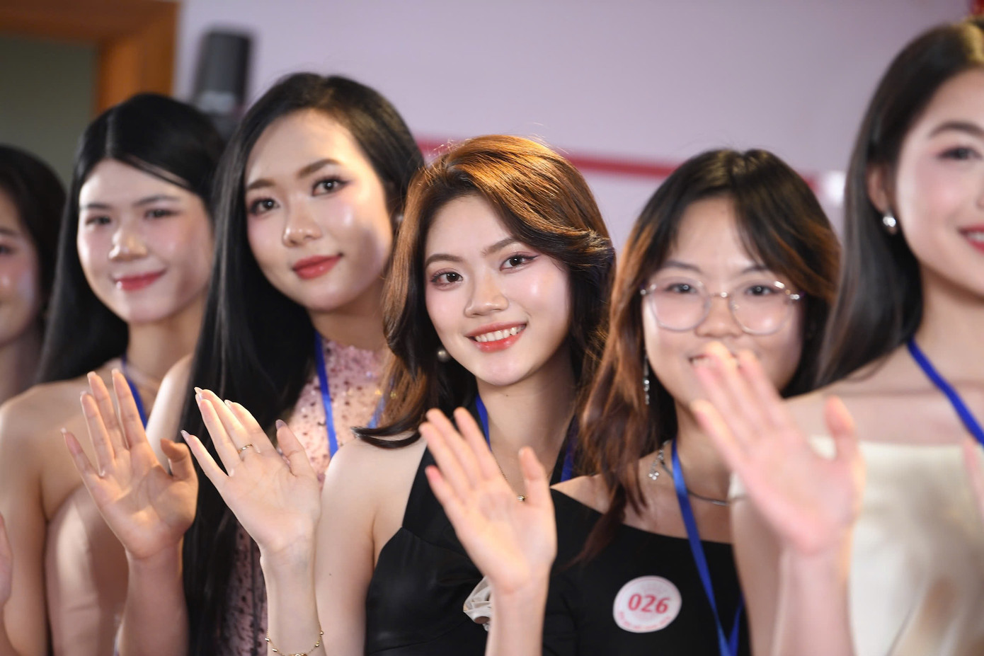 Về hình thể, đại diện ban giám khảo nhận xét chiều cao của các thí sinh đồng đều. Nhà báo Hữu Việt cho rằng khả năng vượt qua áp lực cũng là tố chất quan trọng của tuổi trẻ mà chúng tôi khuyến khích trong cuộc thi sắc đẹp.