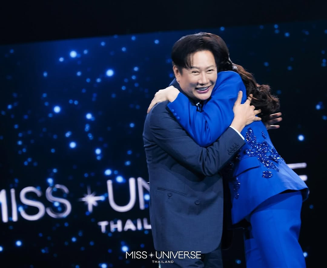 Cú bắt tay của ông Nawat và nữ tỷ phú chuyển giới Anne Jakkaphong Jakrajutatip gây ra nhiều ồn ào.