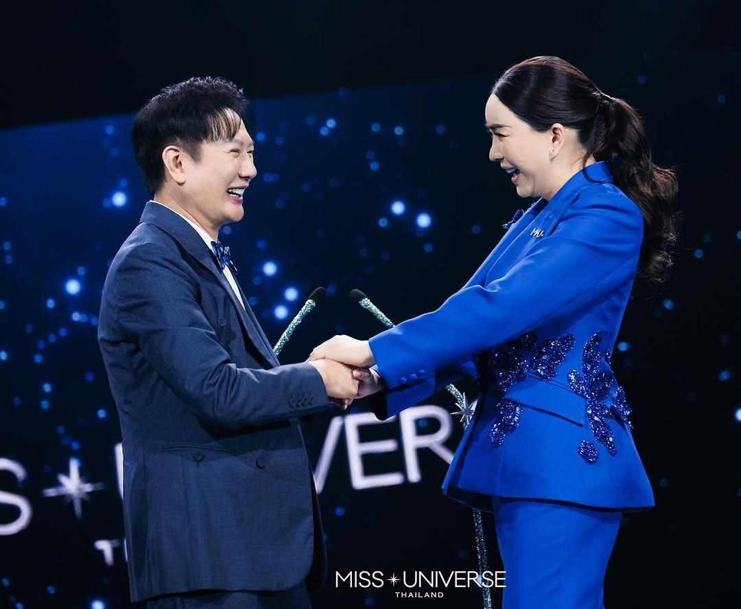 Cú bắt tay của ông Nawat và nữ tỷ phú chuyển giới Anne Jakkaphong Jakrajutatip gây ra nhiều ồn ào.