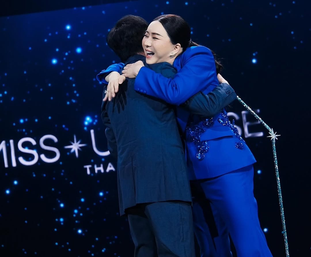 Cú bắt tay của ông Nawat và nữ tỷ phú chuyển giới Anne Jakkaphong Jakrajutatip gây ra nhiều ồn ào.