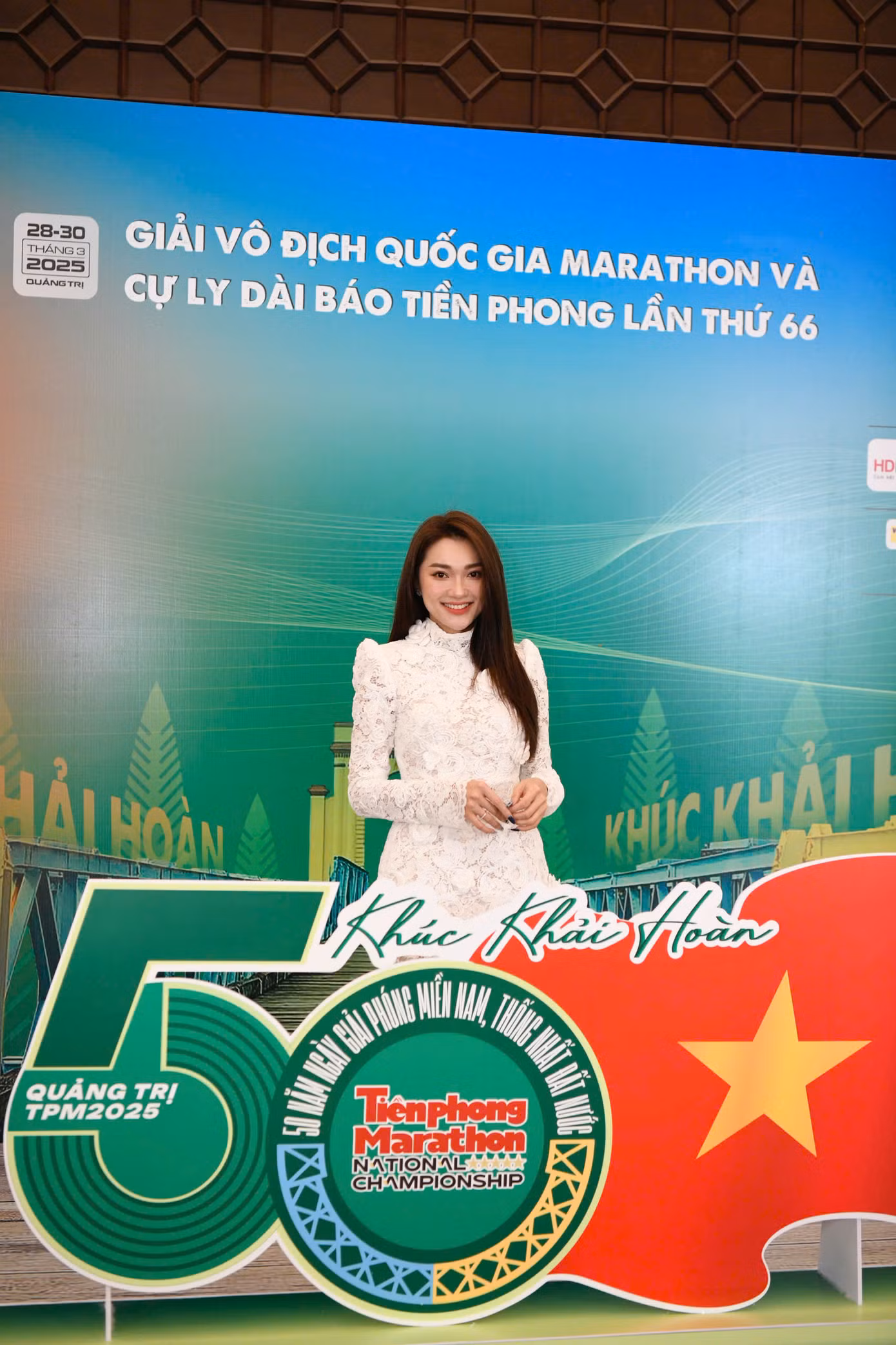 Người đẹp Ngọc Nữ mặc váy ren trắng thanh lịch tới tham dự họp báo. Cô chia sẻ ấn tượng với quy mô tổ chức ngày càng chuyên nghiệp, lớn mạnh của Giải Vô địch Quốc gia Marathon và cự ly dài báo Tiền Phong.