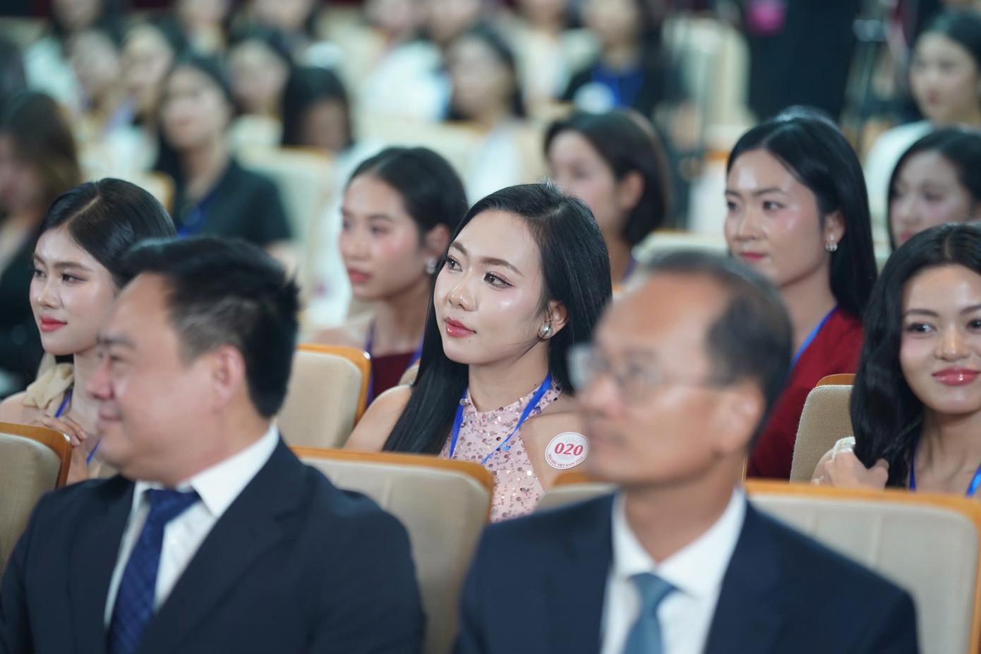 Các thí sinh hồi hộp ngồi chờ công bố kết quả top 18. Trong ngày sơ khảo, dàn thí sinh đến từ sáng sớm để đăng ký, lấy số báo danh. Sau khi đo nhân trắc học, các thí sinh gặp gỡ, trò chuyện ngắn với ban giám khảo.