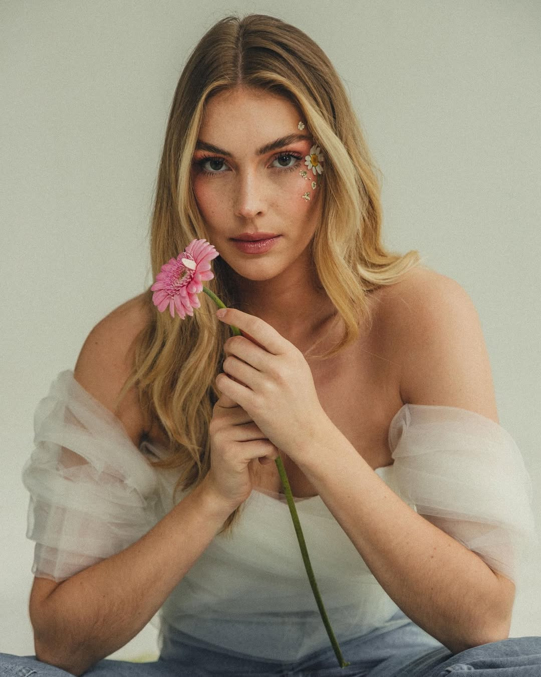 Năm ngoái, đại diện Pháp tại Hoa hậu Thế giới là người đẹp Clémence Botino đã lọt vào top 40 chung cuộc. Pháp cũng là quốc gia có loạt thành tích ấn tượng ở sân chơi Hoa hậu Thế giới trong suốt nhiều năm qua.