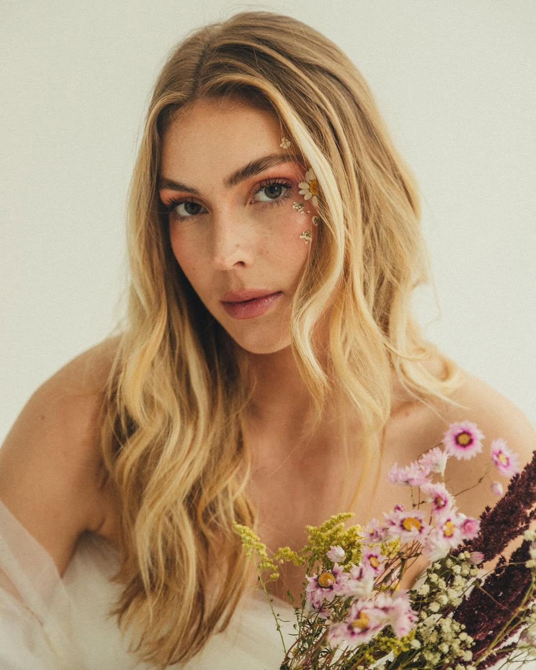 Năm ngoái, đại diện Pháp tại Hoa hậu Thế giới là người đẹp Clémence Botino đã lọt vào top 40 chung cuộc. Pháp cũng là quốc gia có loạt thành tích ấn tượng ở sân chơi Hoa hậu Thế giới trong suốt nhiều năm qua.