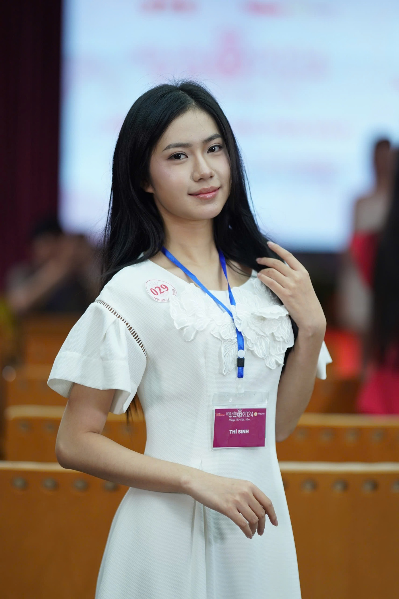 Nguyễn Thị Yến Vy sinh năm 2005, đến từ Ninh Thuận. Cô diện trang phục màu trắng giản dị tại vòng sơ khảo.