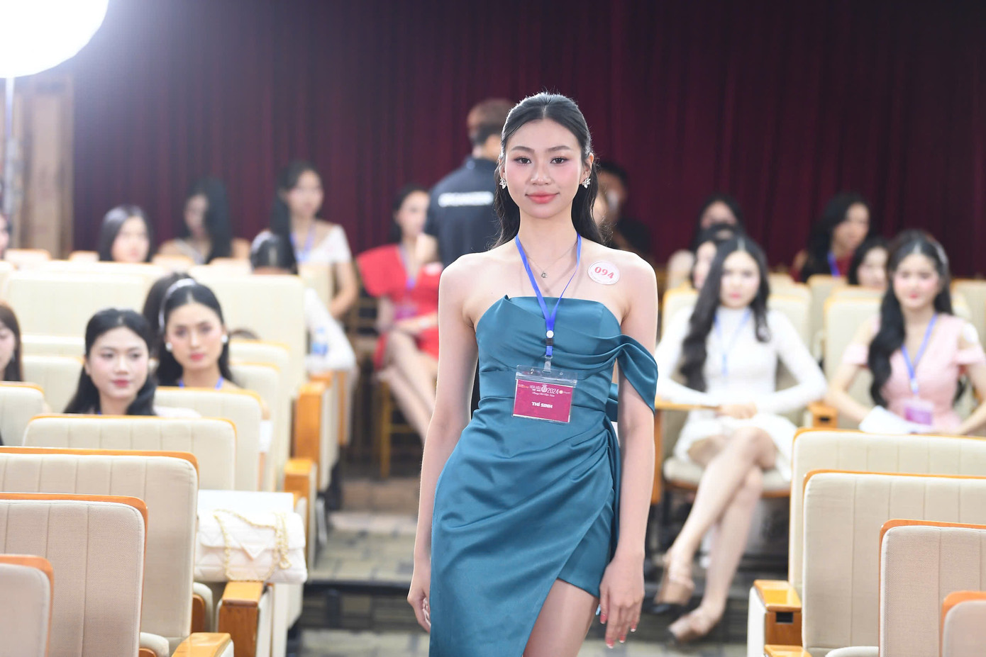 Trần Thị Huyền Cơ là Á khôi cuộc thi Nét đẹp sinh viên ĐH Tài chính Marketing 2023. Huyền Cơ tâm sự cô từng phân vân nhiều vì không biết liệu bản thân có làm được hay không trước quyết định ghi danh tại Hoa hậu Việt Nam 2024. Sau nhiều vòng thi, cô được gọi tên vào vòng chung khảo.