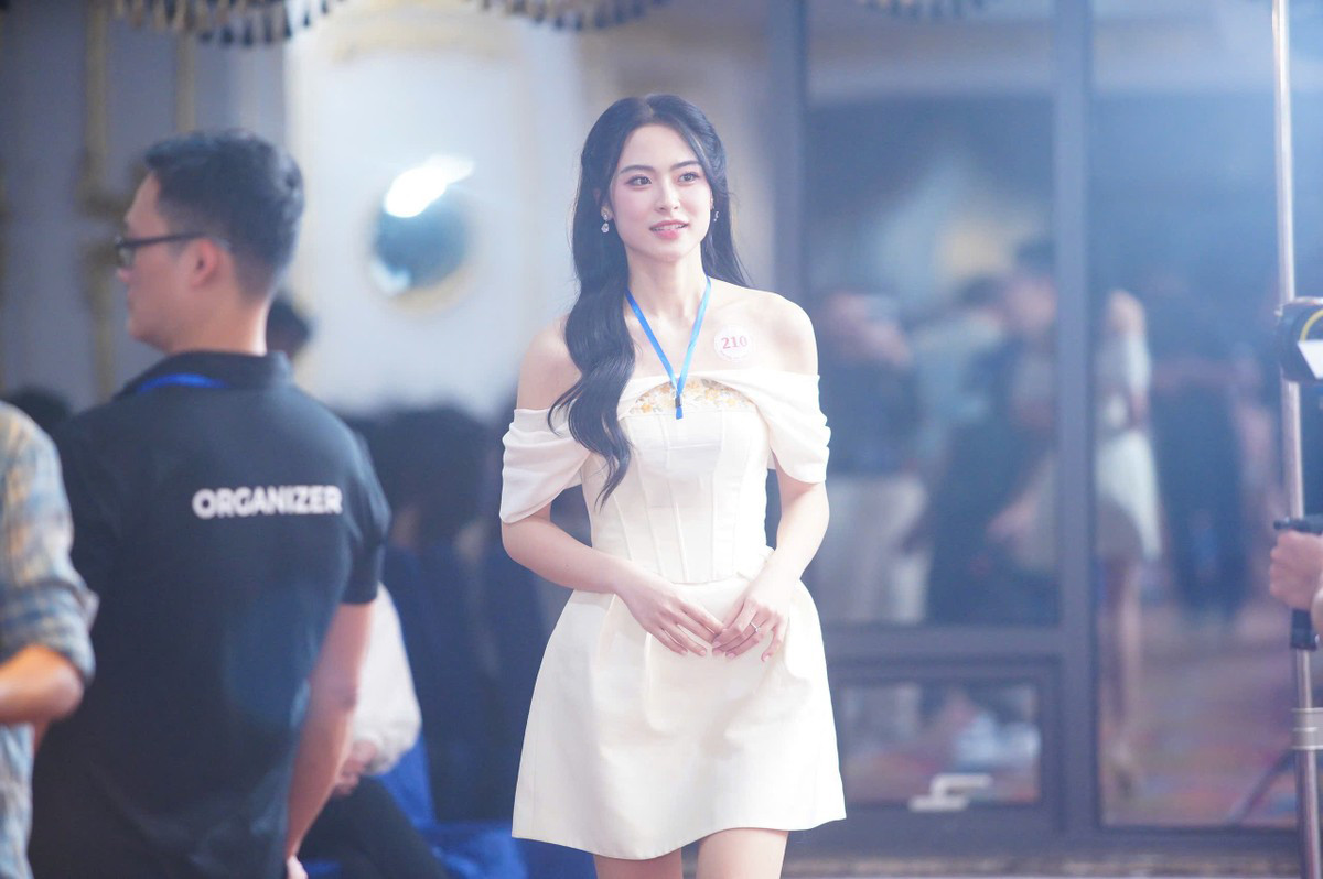 Nguyễn Thị Vân Nhi, sinh năm 2005, đến từ Hải Phòng. Cô đang là sinh viên Đại học Phenika.