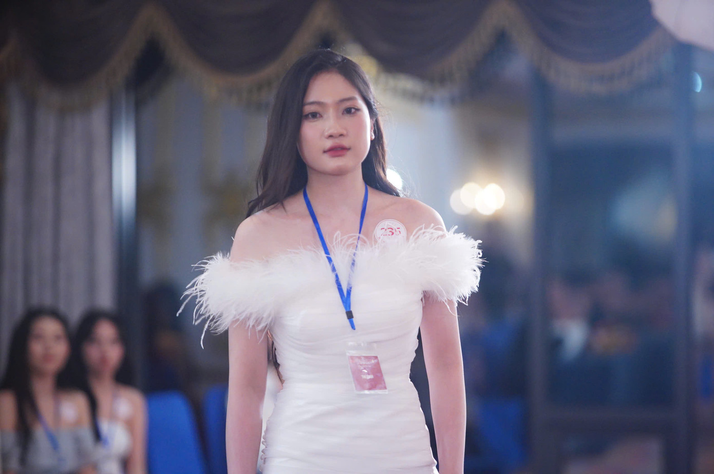 Phùng Thị Hương Giang, sinh năm 2004, đến từ Thanh Hóa. Cô là sinh viên Đại học Greenwich Việt Nam.