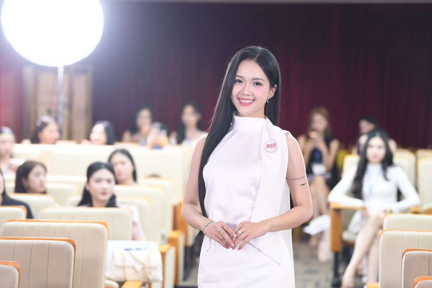 Nguyễn Hoàng Mỹ Vân (SBD 089) sinh năm 1999, từng đạt danh hiệu Á khôi 1 Đại học Tôn Đức Thắng. Mỹ Vân dự định thi Hoa hậu Việt Nam hai năm trước nhưng phải tạm hoãn vì chưa thể sắp xếp lịch trình cá nhân và học tập. Cô có khả năng nói tiếng Anh trôi chảy, hát và chơi đàn guitar.