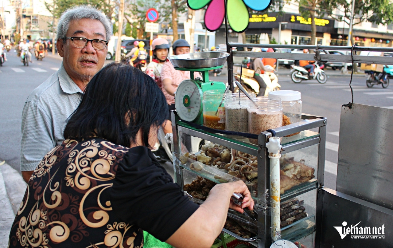 Quán ăn của bà Kiều thu hút nhiều khách quen đến ăn, mua về. Ảnh: Hà Nguyễn Quán ăn của bà Kiều thu hút nhiều khách quen đến ăn, mua về. Ảnh: Hà Nguyễn