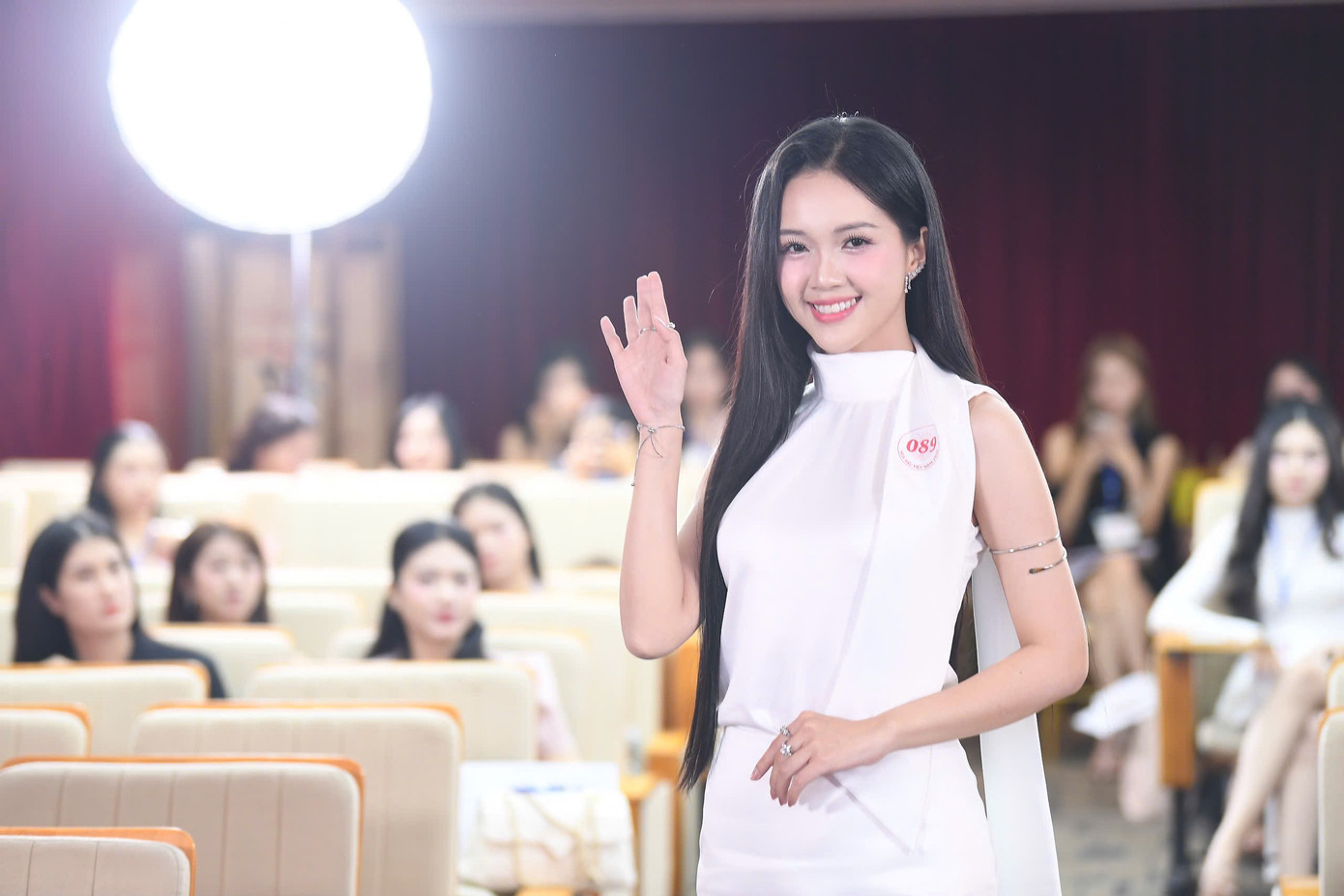 Nguyễn Hoàng Mỹ Vân (SBD 089) sinh năm 1999, từng đạt danh hiệu Á khôi 1 Đại học Tôn Đức Thắng. Mỹ Vân dự định thi Hoa hậu Việt Nam hai năm trước nhưng phải tạm hoãn vì chưa thể sắp xếp lịch trình cá nhân và học tập. Cô có khả năng nói tiếng Anh trôi chảy, hát và chơi đàn guitar.