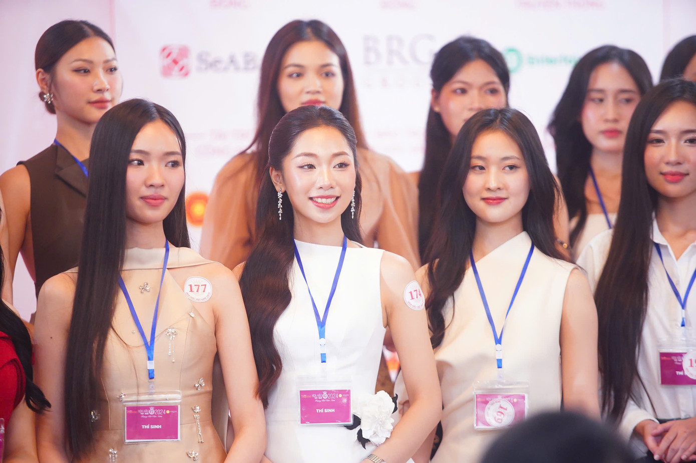 Tại vòng Sơ khảo khu vực phía Bắc cuộc thi Hoa hậu Việt Nam năm 2024, thí sinh phải trải qua phần phỏng vấn kín và đo nhân trắc học. Vòng thi này khiến không ít cô gái lo lắng vì phải một mình đối mặt với Ban giám khảo và Ban cố vấn, gồm những cái tên có uy tín, kinh nghiệm và chuyên môn cao trong lĩnh vực của họ.