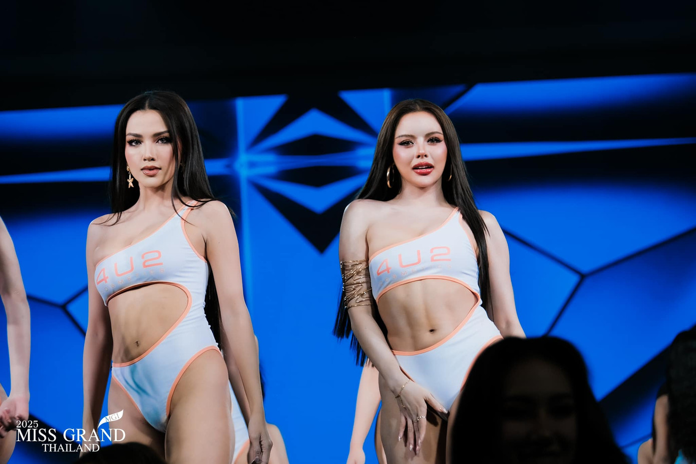 Năm nay, ban tổ chức Hoa hậu Hòa bình Thái Lan tiếp tục đầu tư sân khấu, âm thanh, ánh sáng hoành tráng cho phần thi này. 77 thí sinh trình diễn mẫu bikini hai mảnh tông màu trắng trên nền nhạc sôi động.