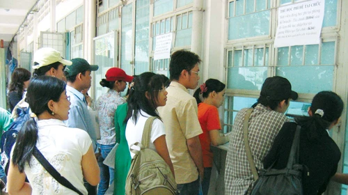 Thí sinh trúng tuyển hệ tại chức Trường ĐH KHXH&NV TP.HCM làm thủ tục nhập học tại trường. Hiện trường này có hơn 10.000 sinh viên hệ tại chức. Ảnh: M.Đức (Tuổi Trẻ)