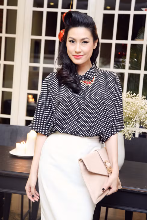 Kathy Uyên đến dự tiệc giáng sinh của Hà Anh trong bộ đồ kín đáo, sang trọng