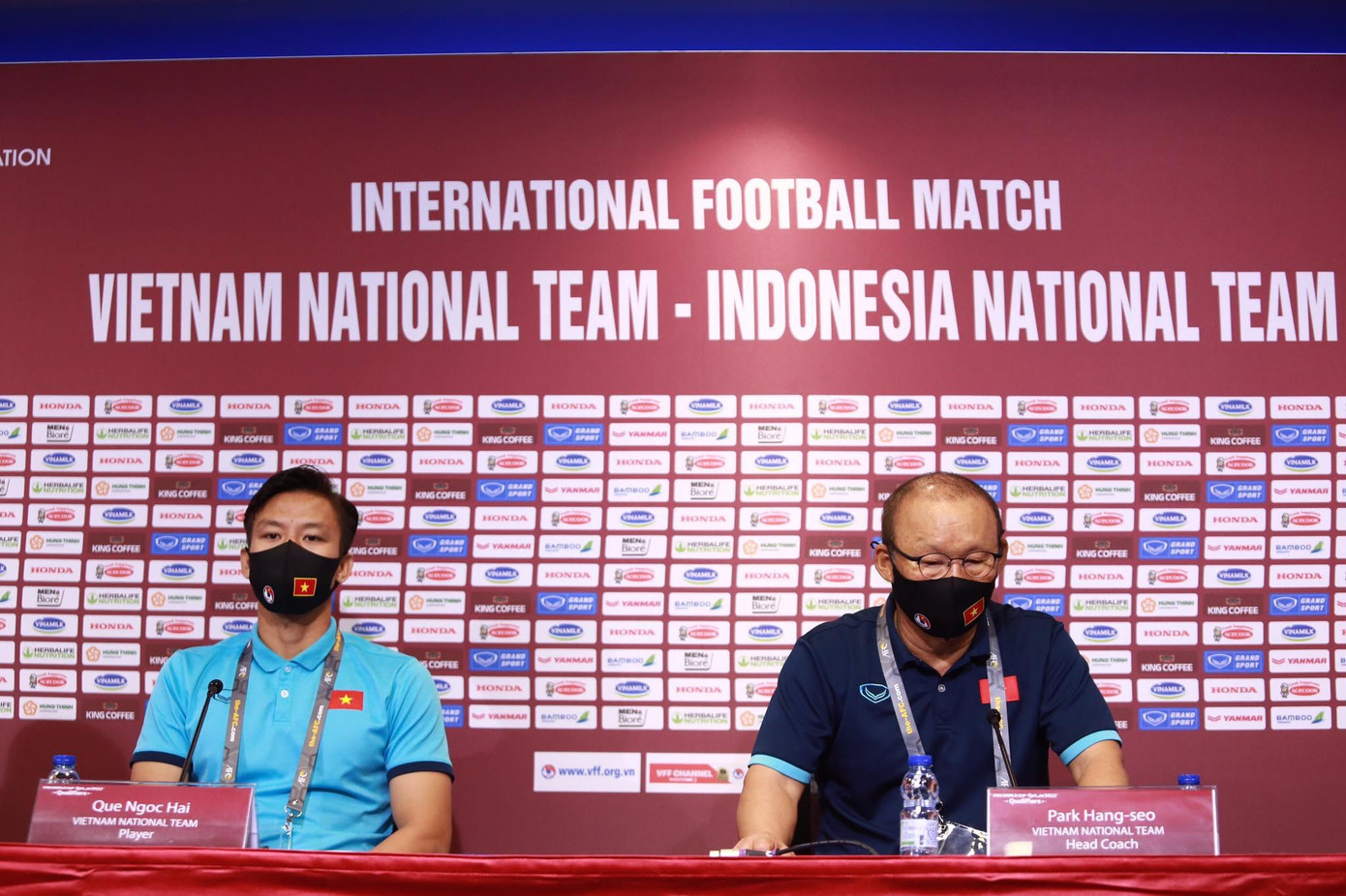 HLV Park Hang-seo và trung vệ Quế Ngọc Hải tại cuộc họp báo tối 6/6 ở Dubai, UAE (ảnh Hữu Phạm)
