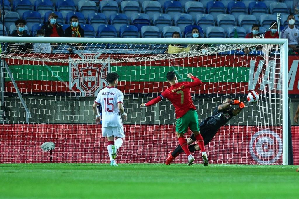 Ronaldo nới rộng kỷ lục ghi bàn trong màu áo ĐTQG. Ronaldo nới rộng kỷ lục ghi bàn trong màu áo ĐTQG.