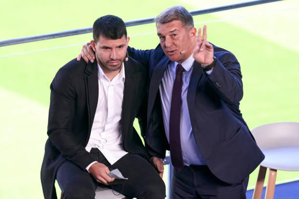 Chủ tịch Barca, Laporta động viên Aguero trong ngày chia tay bóng đá.