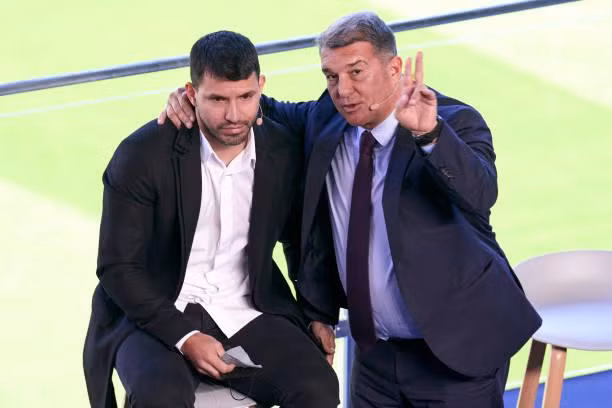 Chủ tịch Barca, Laporta động viên Aguero trong ngày chia tay bóng đá. Chủ tịch Barca, Laporta động viên Aguero trong ngày chia tay bóng đá.