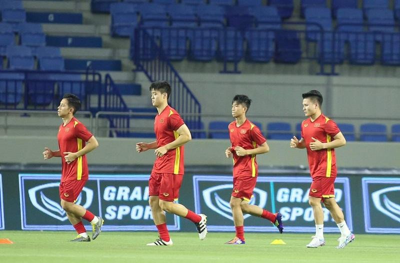 Các cầu thủ Việt Nam khởi động trước giờ bóng lăn. Ảnh: Hữu Phạm