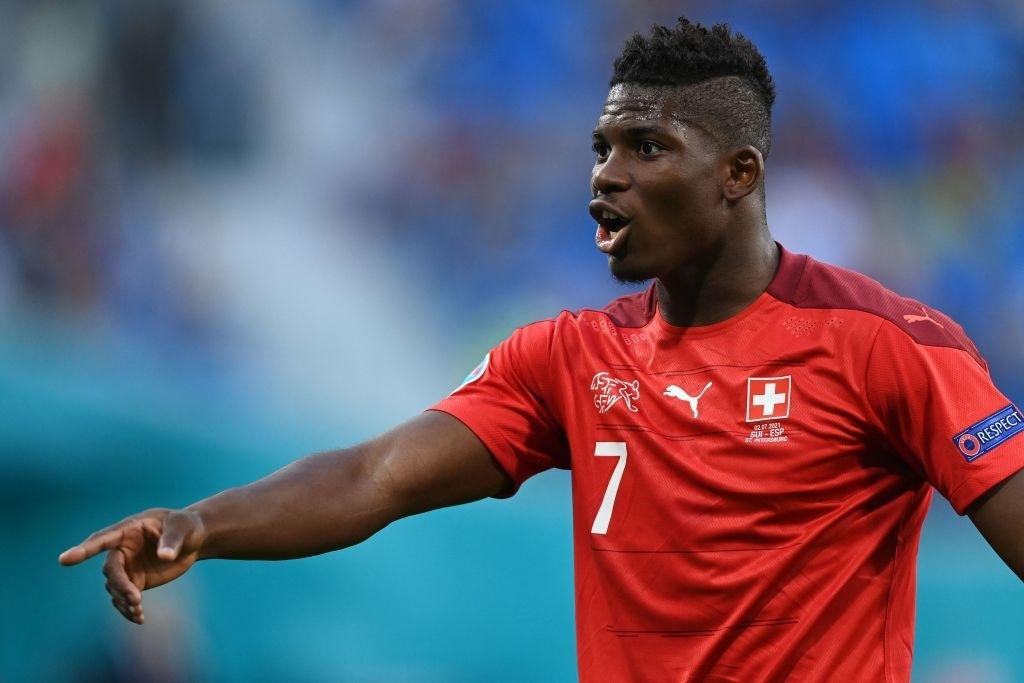 Embolo dính chấn thương sau pha tranh chấp với Pau Torres Embolo dính chấn thương sau pha tranh chấp với Pau Torres