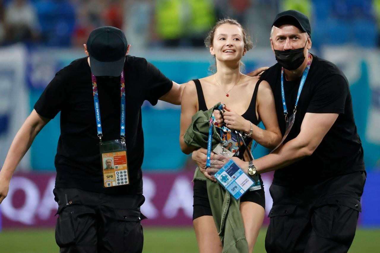 Dù nhanh chóng bị tóm gọn, cô nàng vẫn tỏ ra rất vui vẻ. Dù nhanh chóng bị tóm gọn, cô nàng vẫn tỏ ra rất vui vẻ.