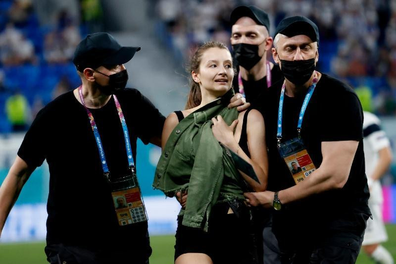 Nhân viên an ninh kèm mỹ nữ rời sân. Nhân viên an ninh kèm mỹ nữ rời sân.