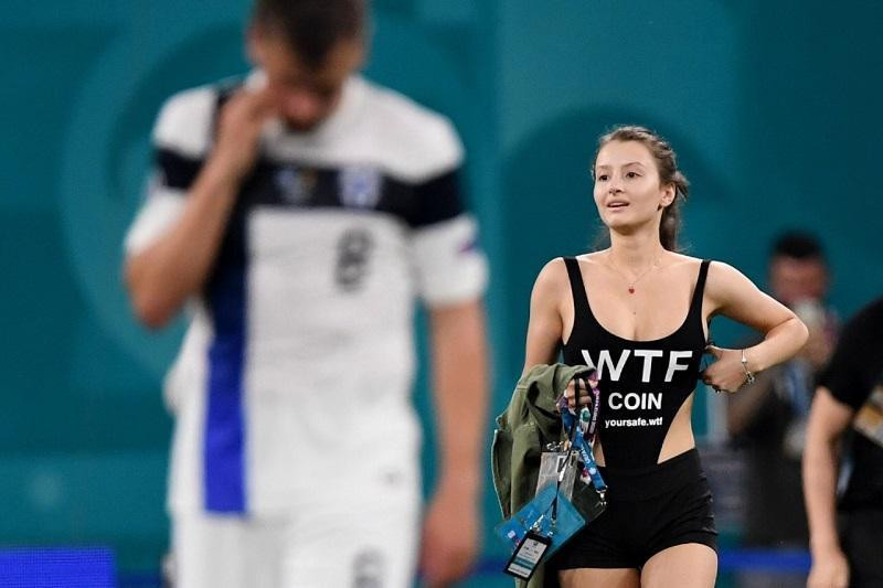 Các cầu thủ Phần Lan quay mặt đi vì mỹ nữ đột nhập sân quá nóng bỏng. Các cầu thủ Phần Lan quay mặt đi vì mỹ nữ đột nhập sân quá nóng bỏng.