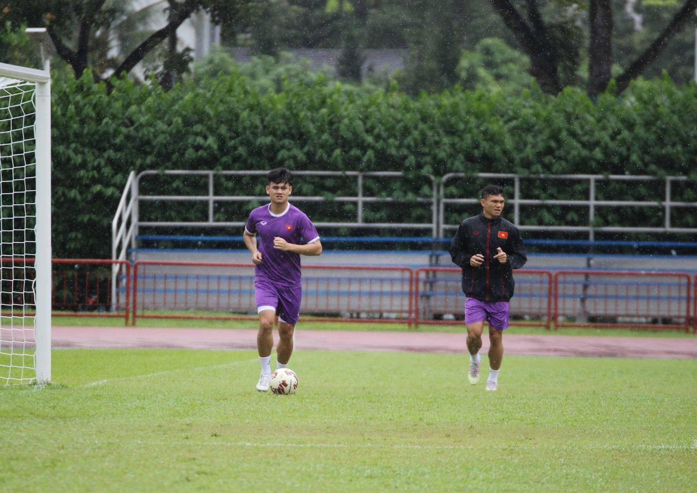 Một số cầu thủ Việt Nam vẫn phải tập thêm thể lực. Một số cầu thủ Việt Nam vẫn phải tập thêm thể lực.