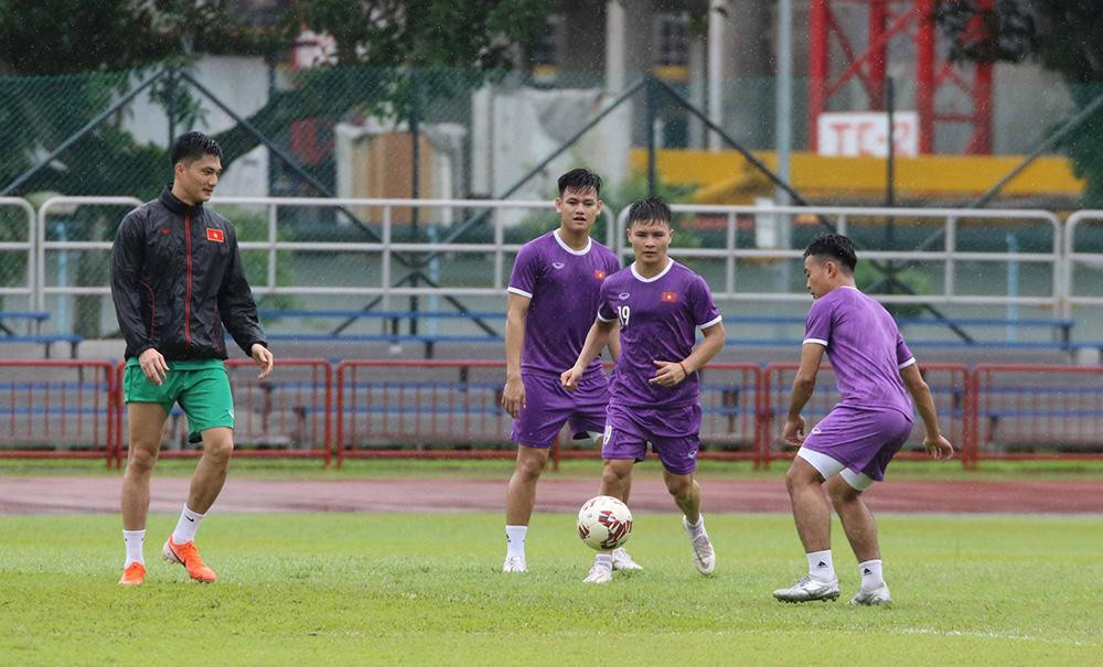 Quang Hải và các đồng đội đá "ma" khởi động. Quang Hải và các đồng đội đá "ma" khởi động.