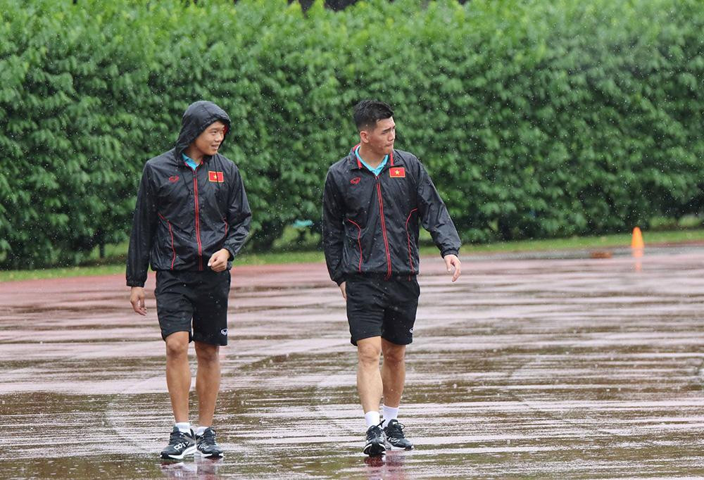 Các cầu thủ ra sân trong cơn mưa bay bay. Hiện đang là mùa mưa tại Singapore nên các cầu thủ cần sớm làm quen với điều kiện thời tiết này. Các cầu thủ ra sân trong cơn mưa bay bay. Hiện đang là mùa mưa tại Singapore nên các cầu thủ cần sớm làm quen với điều kiện thời tiết này.